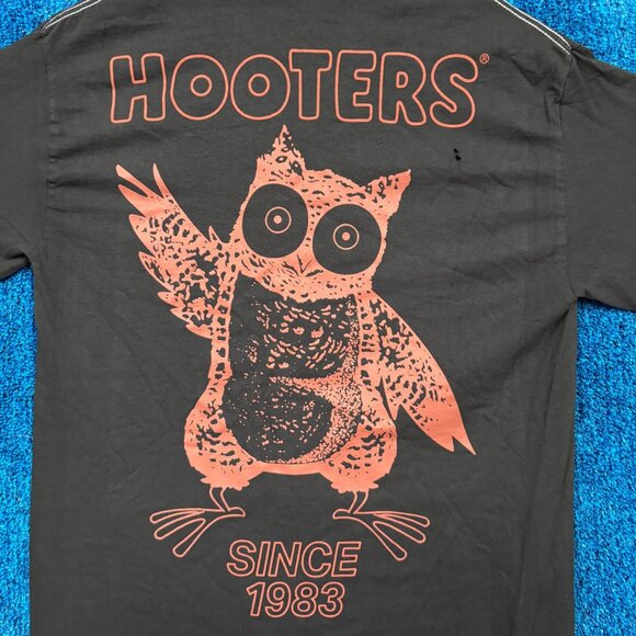 Hooters “Since 1983” Graphic T-Shirt Size Medium - Picture 3 of 5